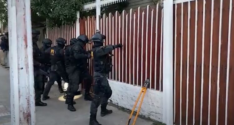 Dos detenidos por violento asalto contra furgón escolar donde le robaron mochila a niña de 10 años
