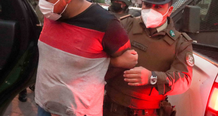 Hombre detenido por Carabineros.