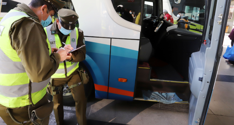 Detienen a hombre acusado de abusar de menor al interior de un bus en Los Ángeles