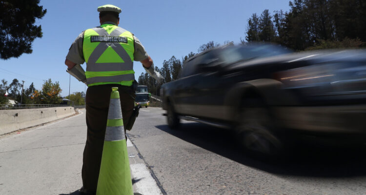 Detienen a un capitán y subteniente de Carabineros por conducir ebrios en La Reina y Las Condes