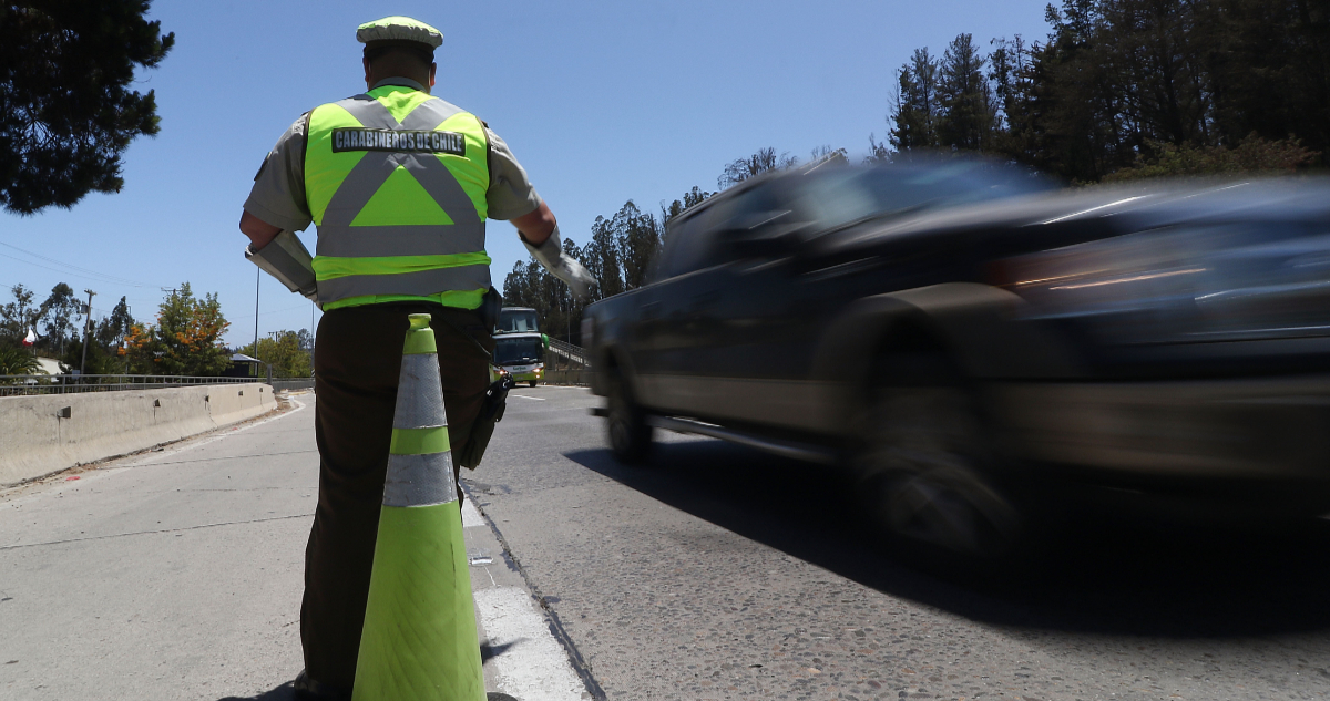 Detienen a un capitán y subteniente de Carabineros por conducir ebrios en La Reina y Las Condes