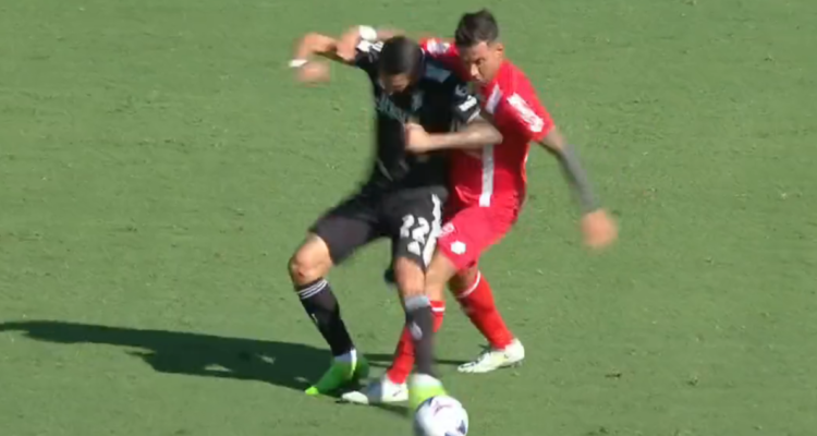 Ángel Di María le propinó un violento codazo a su adversario.