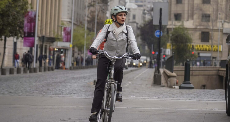 Ministros llegaron pedaleando a La Moneda tras desafío por el “Día Sin Auto”: otros eligieron Metro