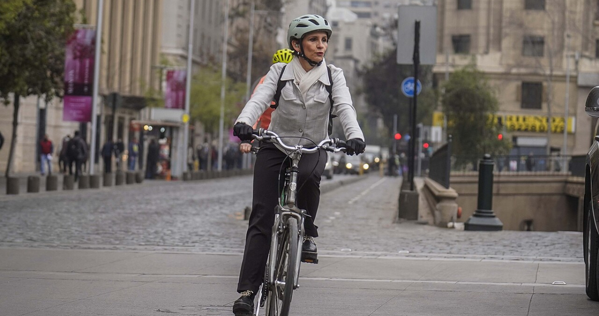 Ministros llegaron pedaleando a La Moneda tras desafío por el “Día Sin Auto”: otros eligieron Metro