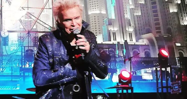 Disturbios, extintores y un humo que lo obligó a parar: así fue el debut de Billy Idol en Chile