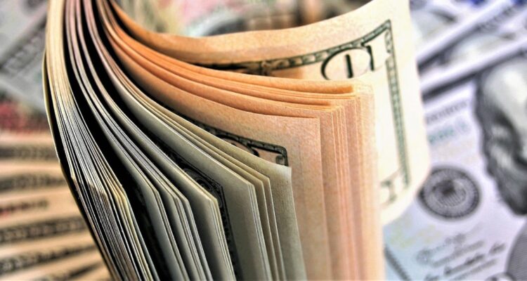 Dólar cae de los $960 y el cobre recupera terreno