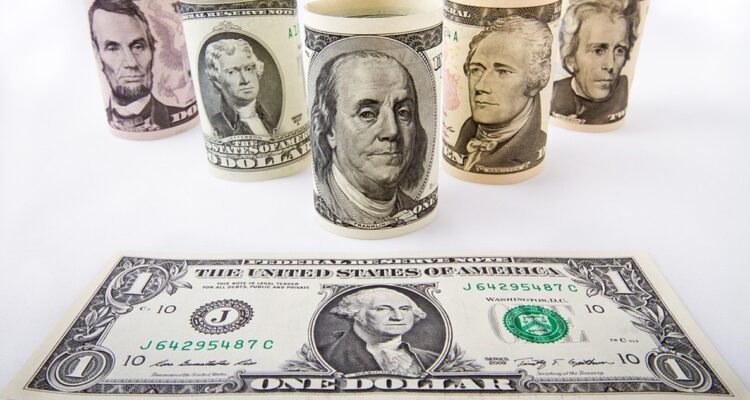 Dólar parte la semana sobre los $900 y mercado espera expectante el dato de inflación de la EEUU