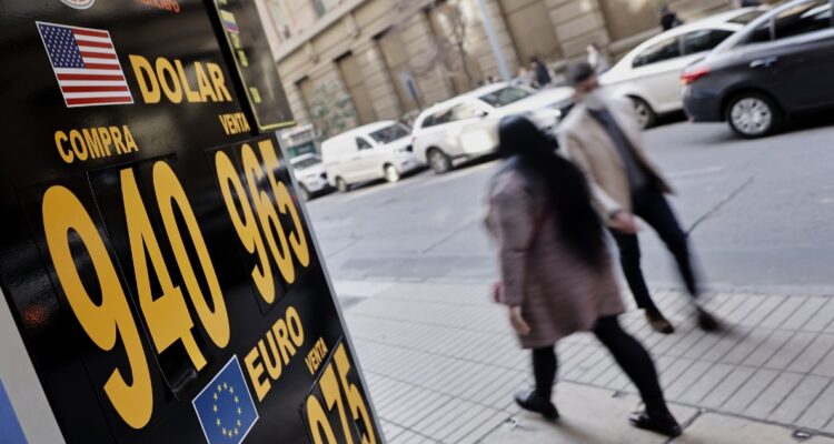 El dólar sigue marcando alzas y en EEUU esperan que la Fed difunda decisión sobre las tasas