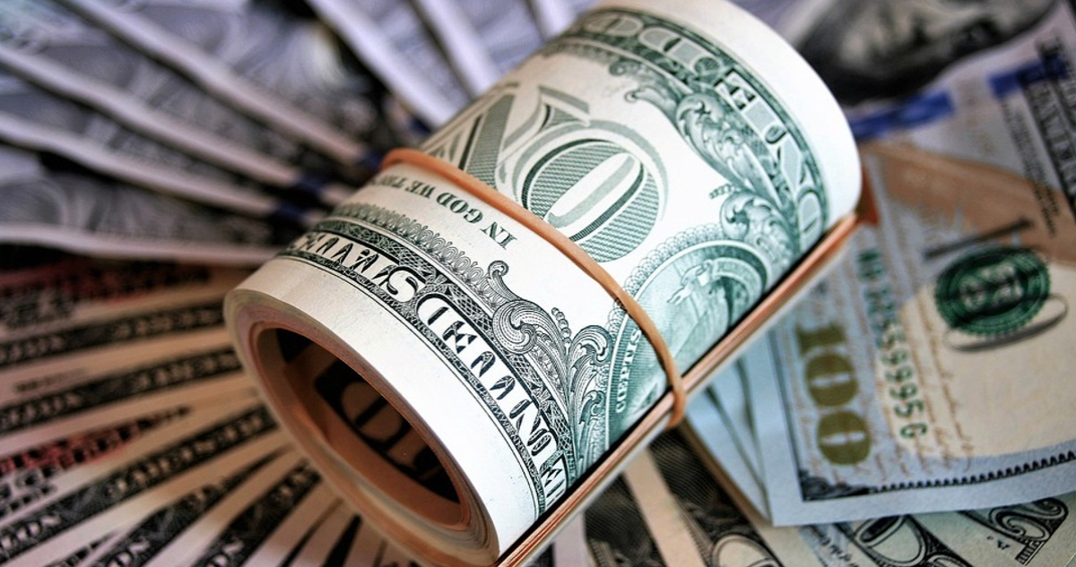 Dólar cierra cerca de los $900 apoyado por el cambio de gabinete de Gabriel Boric