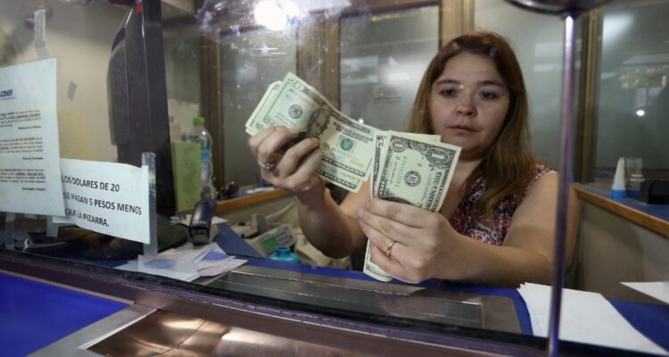 Dólar bordeó los $1.000 en la sesión y mercado agudiza temor a una recesión global