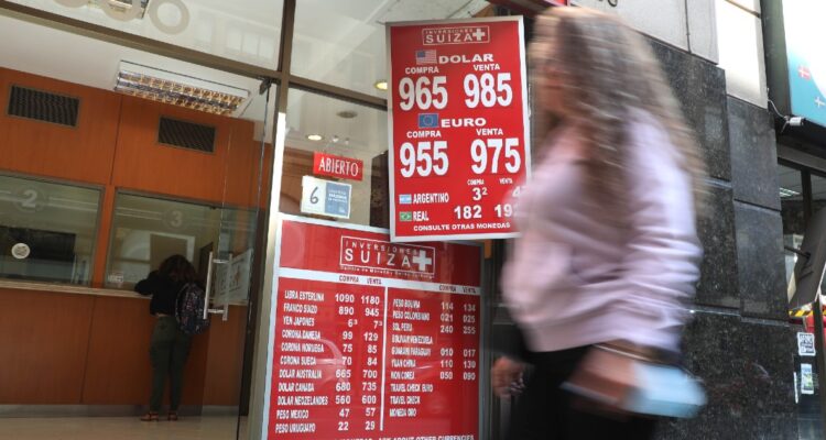 Dólar se fortalece a nivel global y sigue moviéndose cerca de los $990