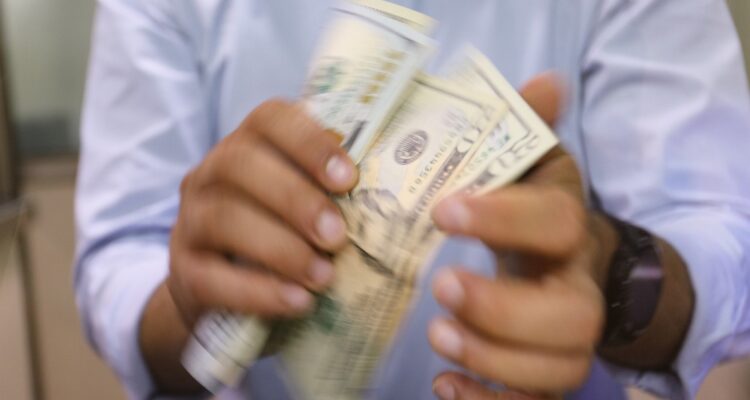 Dólar apunta a la baja mientras hoy viernes culmina intervención cambiaria de Banco Central de Chile