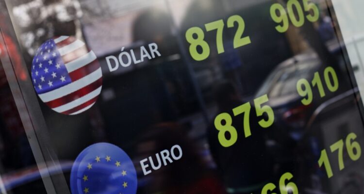 Dólar vuelve a mostrar caídas en post Plebiscito pero abre en nivel más alto que el lunes