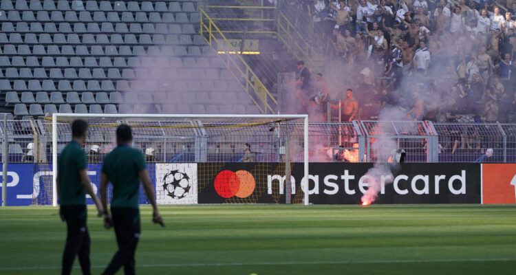 Hinchas del Dortmund y Copenhague protagonizaron graves incidentes.