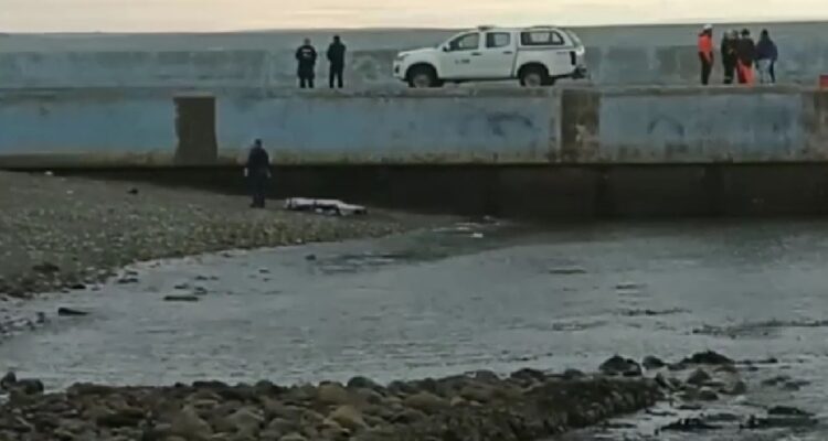 Dos-pescadores-fallecen-tras-caer-al-estrecho-de-magallanes