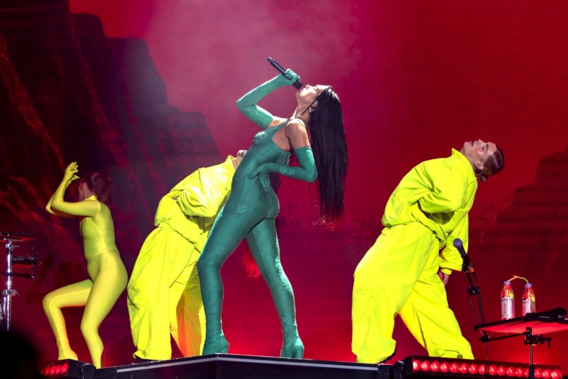 "Loquita suelta, yo también": Dua Lipa brilla en su debut en Chile con un show de escala mundial