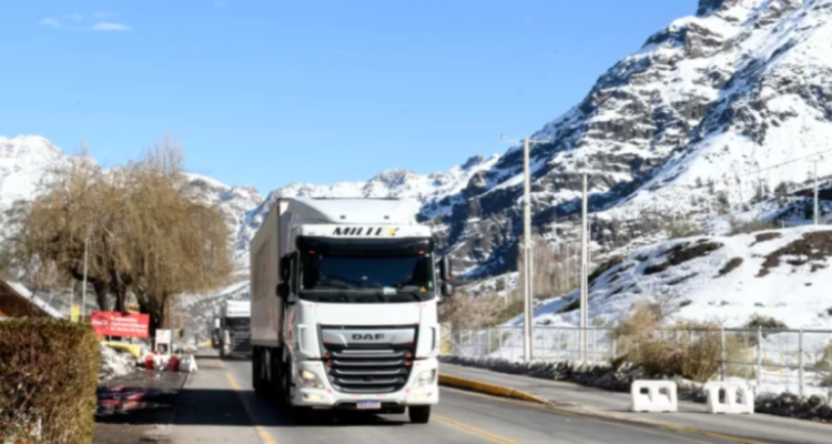 Dueños de camiones de Los Ángeles solicitan mayor resguardo militar para evitar robos