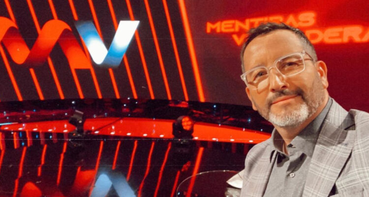 Eduardo Fuentes en el set de Mentiras Verdaderas.