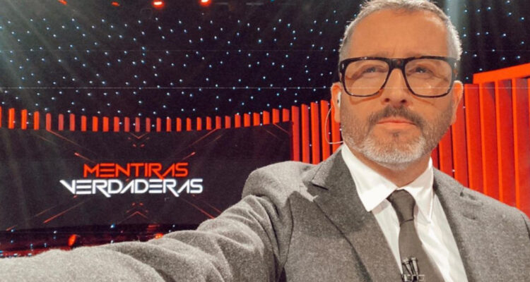 El periodista Eduardo Fuentes posa serio en el set de Mentiras Verdaderas de La Red. El periodista asegura que el canal le debe meses de sueldo.