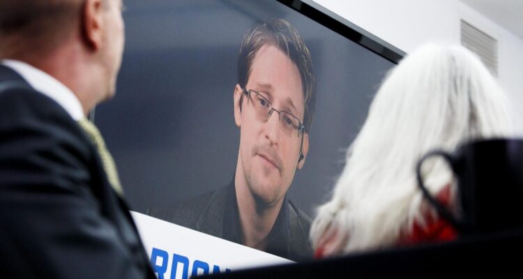 Edward Snowden en videoconferencia.