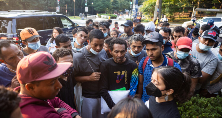 EEUU Texas envía más de un centenar de migrantes a residencia de la vicepresidenta Kamala Harris