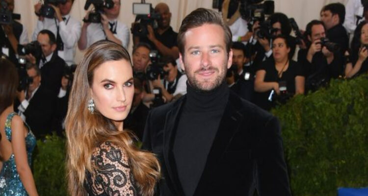 Elizabeth Chambers posando con Armie Hammer en la Met Gala.