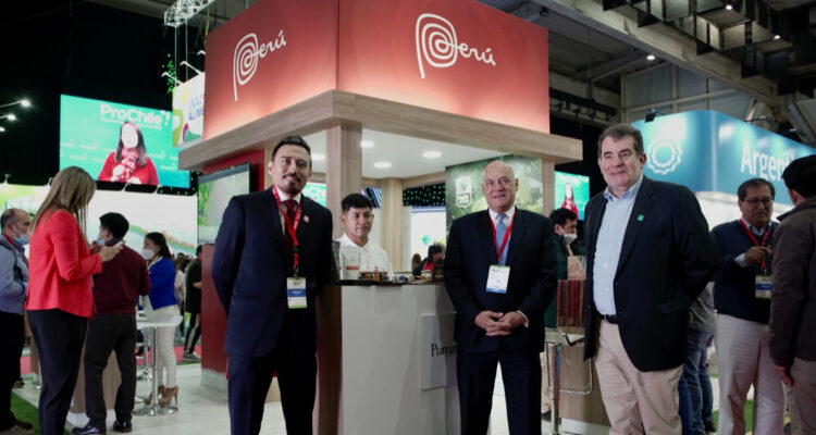 Embajador de Perú destaca relaciones con Chile en feria Food & Service