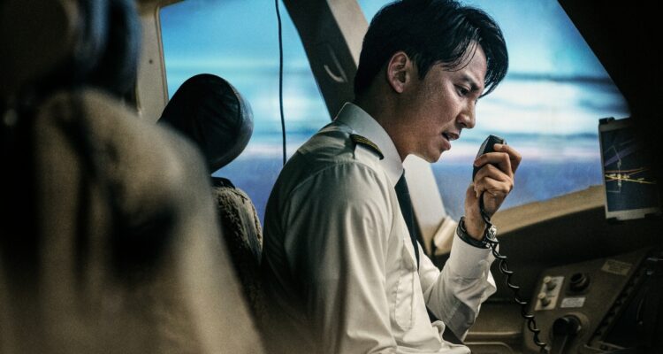 “Emergencia en el aire”: debuta la película que reúne a estrellas de El Juego del Calamar y Parasite