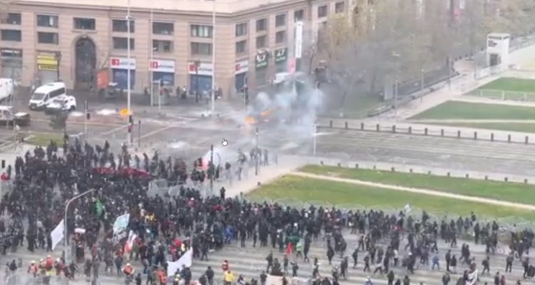 Enfrentamientos frente a La Moneda entre encapuchados y Carabineros