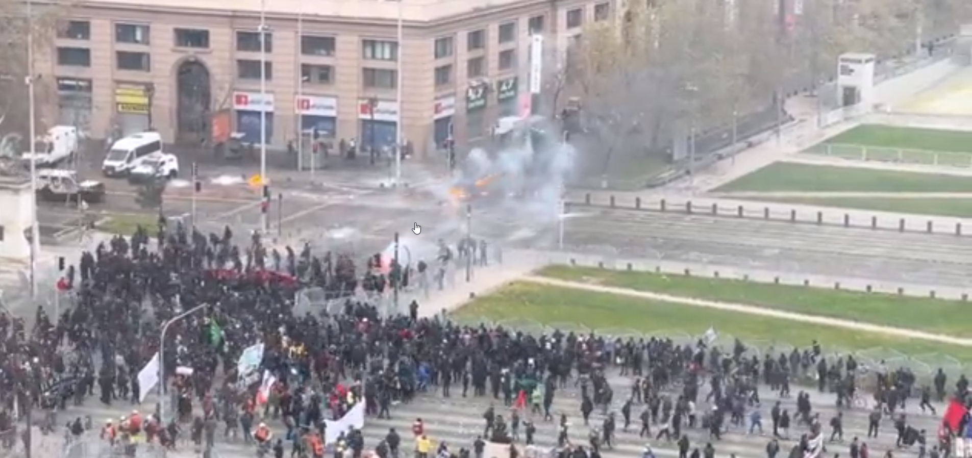 Enfrentamientos frente a La Moneda entre encapuchados y Carabineros