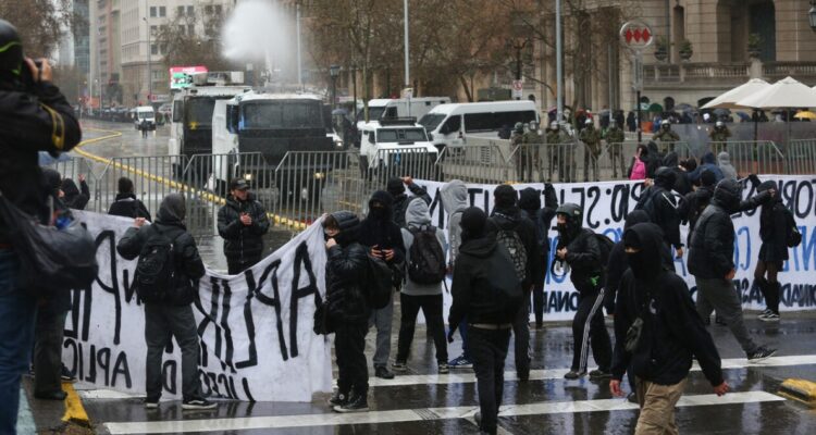 Estudiantes marcha nuevamente por la Alameda