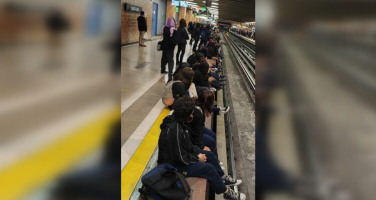 Estudiantes protestan en el Metro