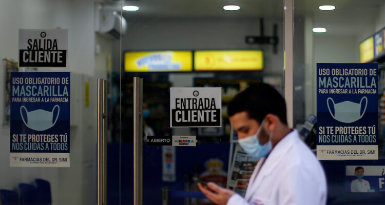 Colegio de Químicos Farmacéuticos pide que se exija uso de mascarillas en farmacias