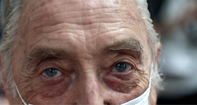 Close up de los ojos de un adulto mayor. Fotografía de contexto sobre fármaco que ralentiza síntomas del alzheimer.