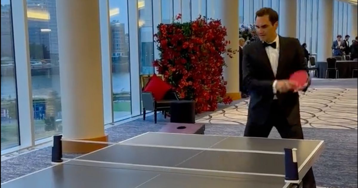 Roger Federer se luce jugando al tenis de mesa antes de su despedida