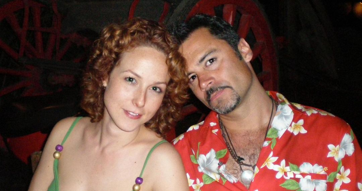 Felipe Camiroaga posa junto a su hermana para la cámara.