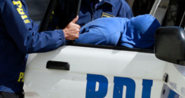 Detenido siendo subido a carro policial. Imagen de contexto