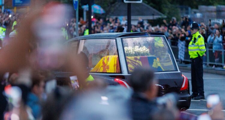 El féretro de la reina Isabel II llegando al palacio de Buckingham.