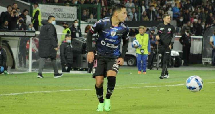Matías Fernández envía recado a los clubes del fútbol nacional.