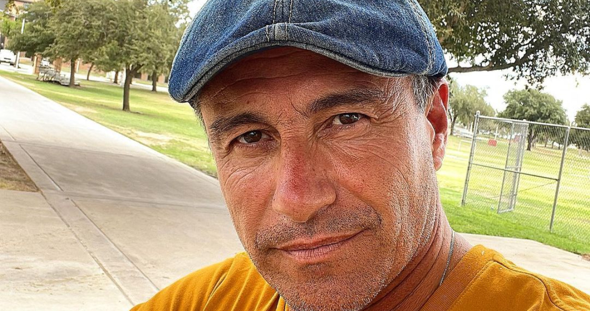 El periodista Fernando Solabarrieta posando para la foto. El animador sufrió un particular accidente en La Ligua, dejando su auto volcado.