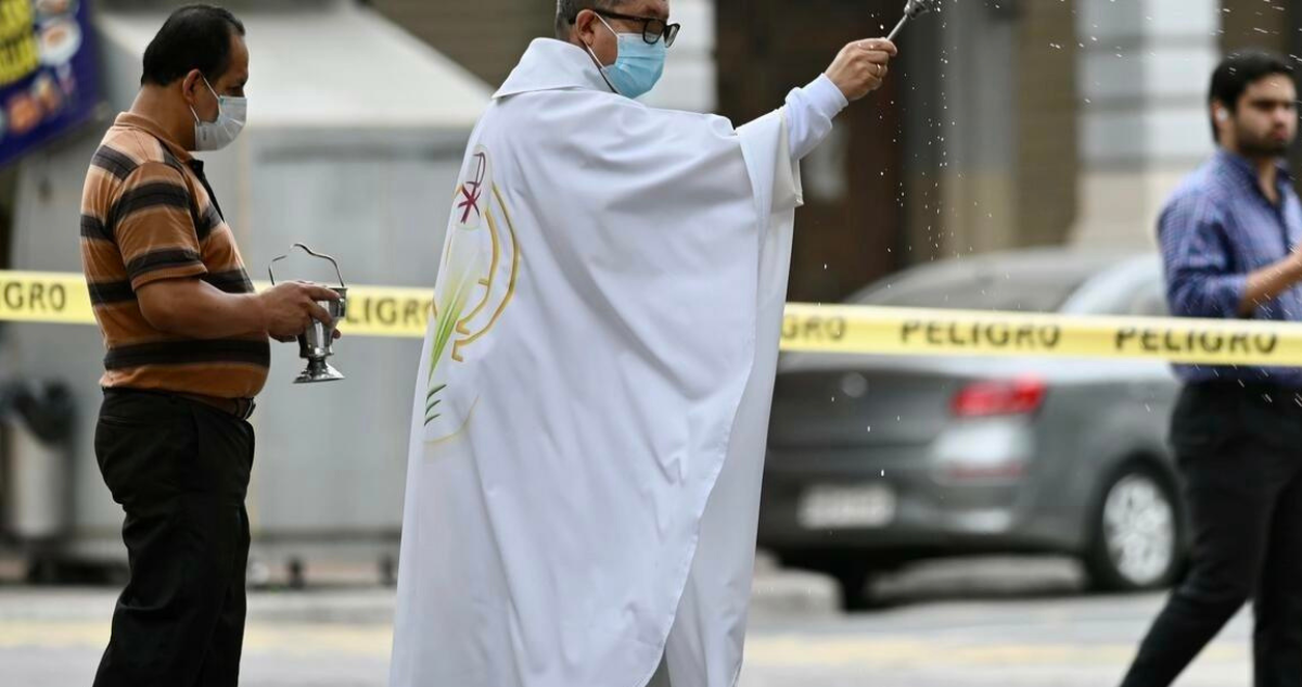 Sacerdote bendice lugar donde fiscal fue asesinado.