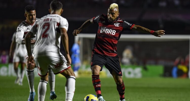 Flamengo recibe a Sao Paulo por semifinales de Copa de Brasil.