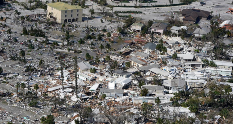 Casas dañadas y escombros dominaban este jueves el panorama de Fort Myers, Florida.