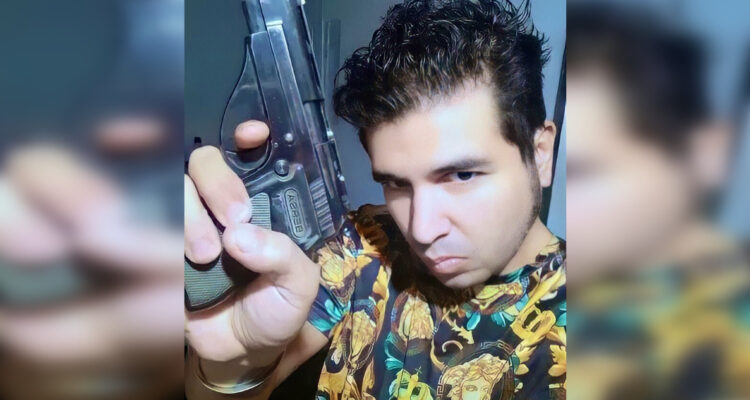 Atentado planificado las fotos del atacante de Cristina Fernández y su novia con el arma del caso