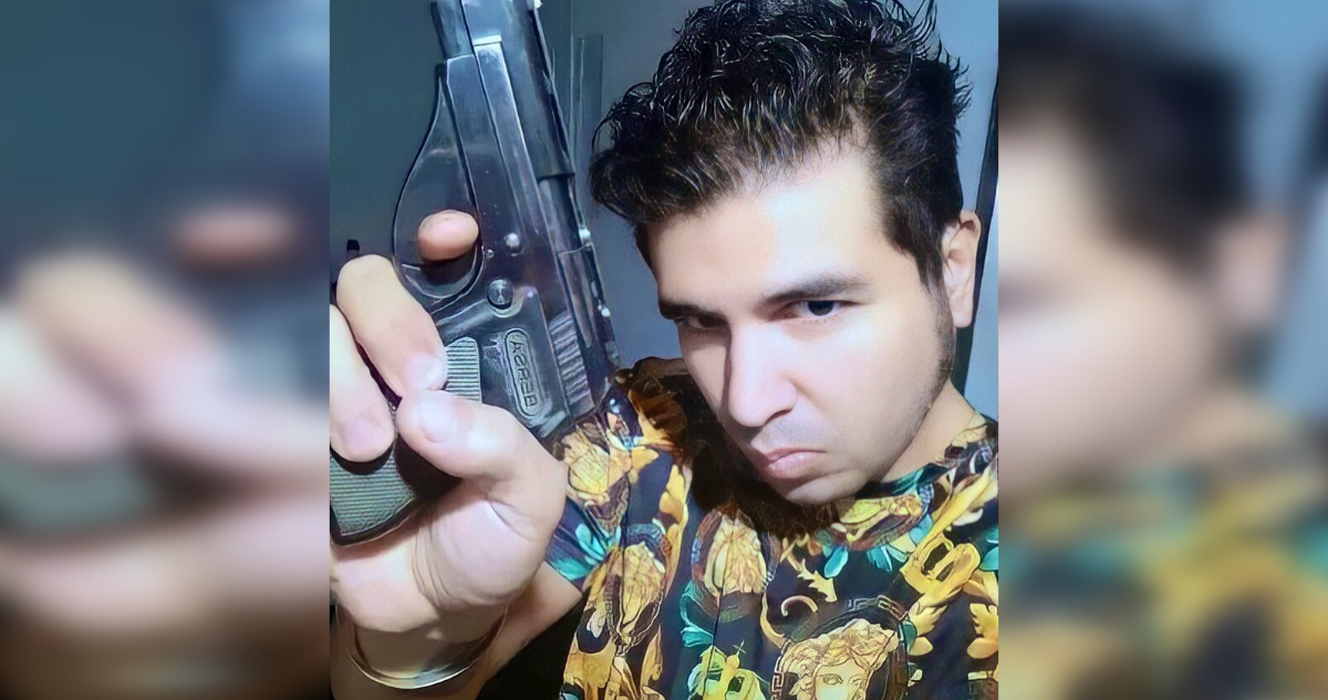 Atentado planificado las fotos del atacante de Cristina Fernández y su novia con el arma del caso