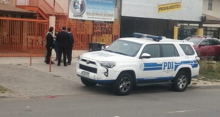 Funcionaria PDI repele a balazos asalto que sufrió en Maipú: estaba dejando a su hija en un jardín
