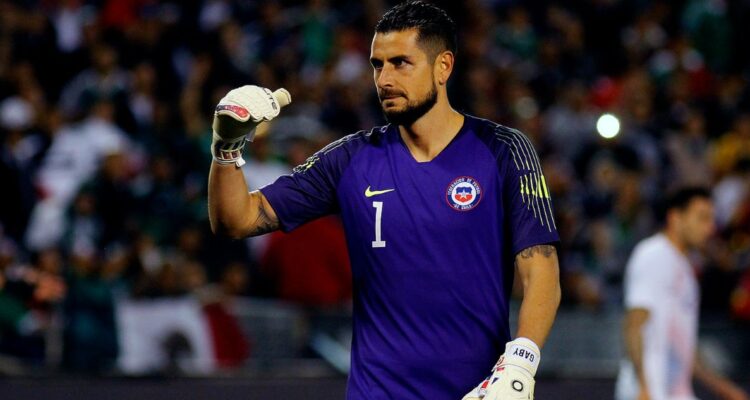 Gabriel Arias regresa al arco de La Roja después de 717 días de ausencia: va por su revancha