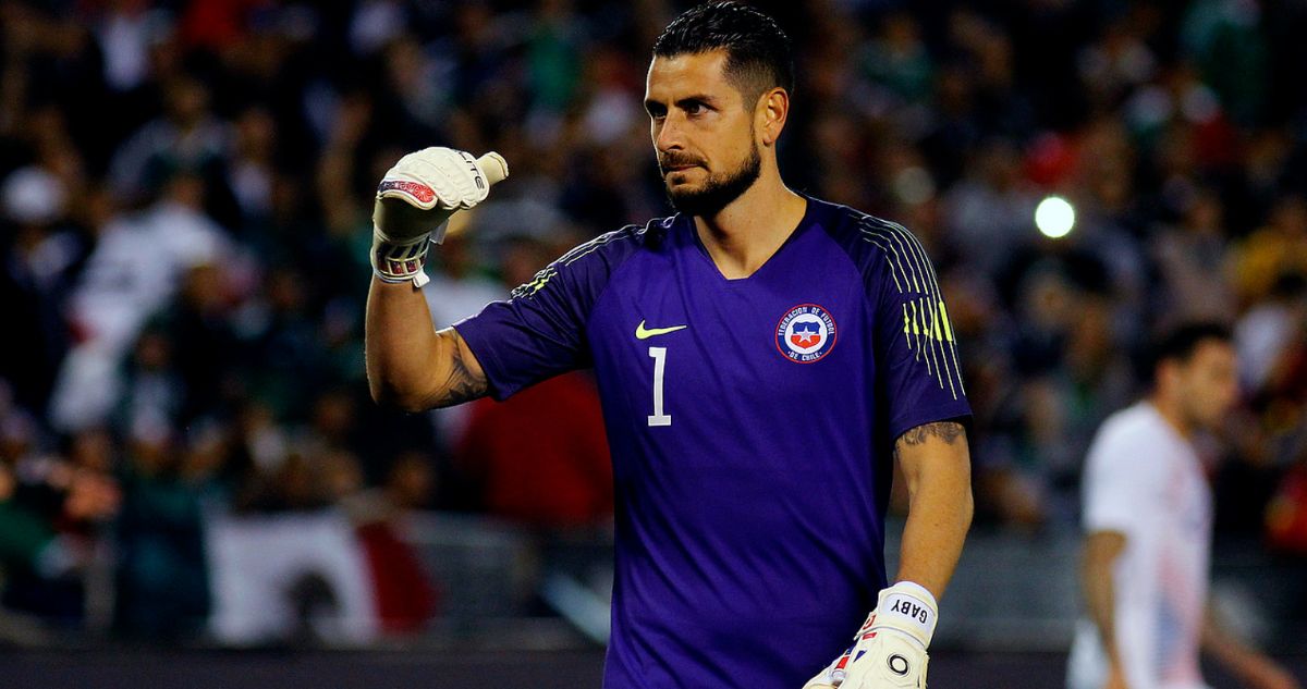 Gabriel Arias regresa al arco de La Roja después de 717 días de ausencia: va por su revancha