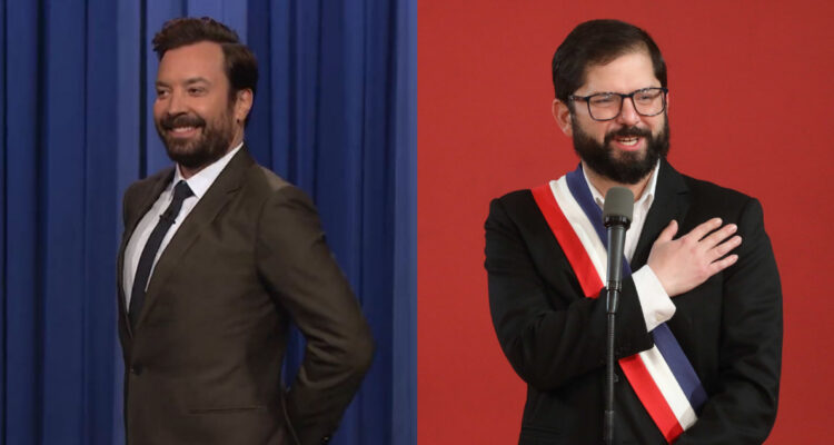 El animador Jimmy Fallon mofándose de la pose de Gabriel Boric en su programa The Tonight Show. A su lado, el Presidente sonríe.