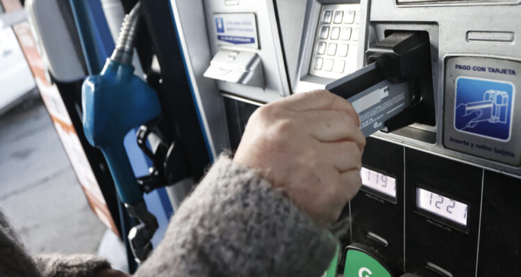 Gasolineras denuncian que Transbank cobra a clientes $6 extra por cada litro de combustible